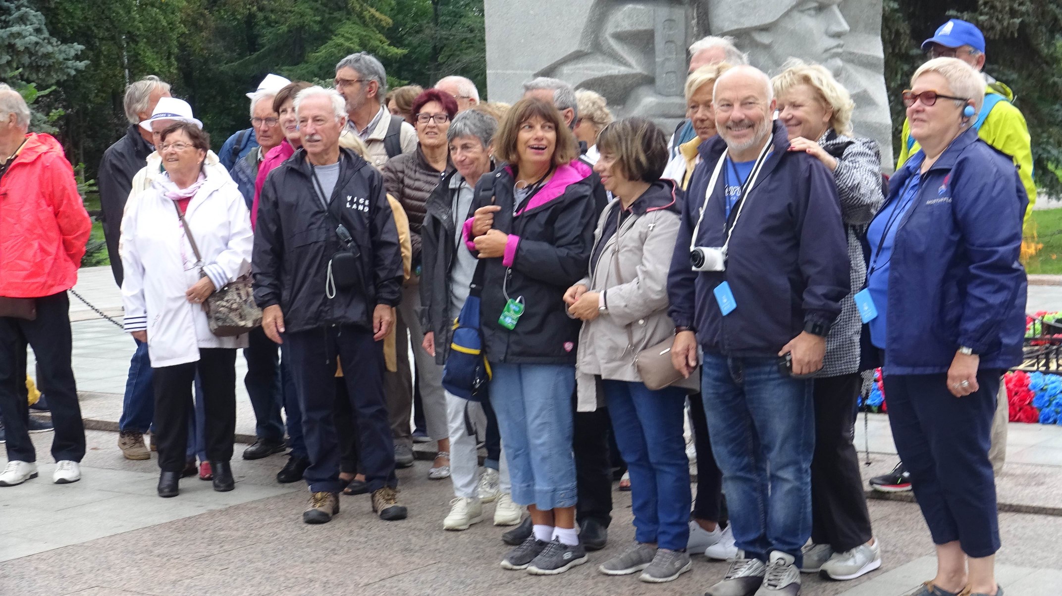 4 - YAROSLAVL -Le groupe à Yaroslavl devant le monument auxmorts de 1940-1